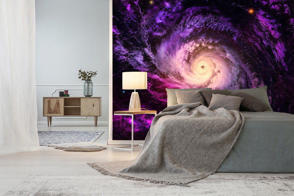 Fotobehang - Slaapkamer met een galactisch wervelmotief in paarse en grijze decoratieve elementen