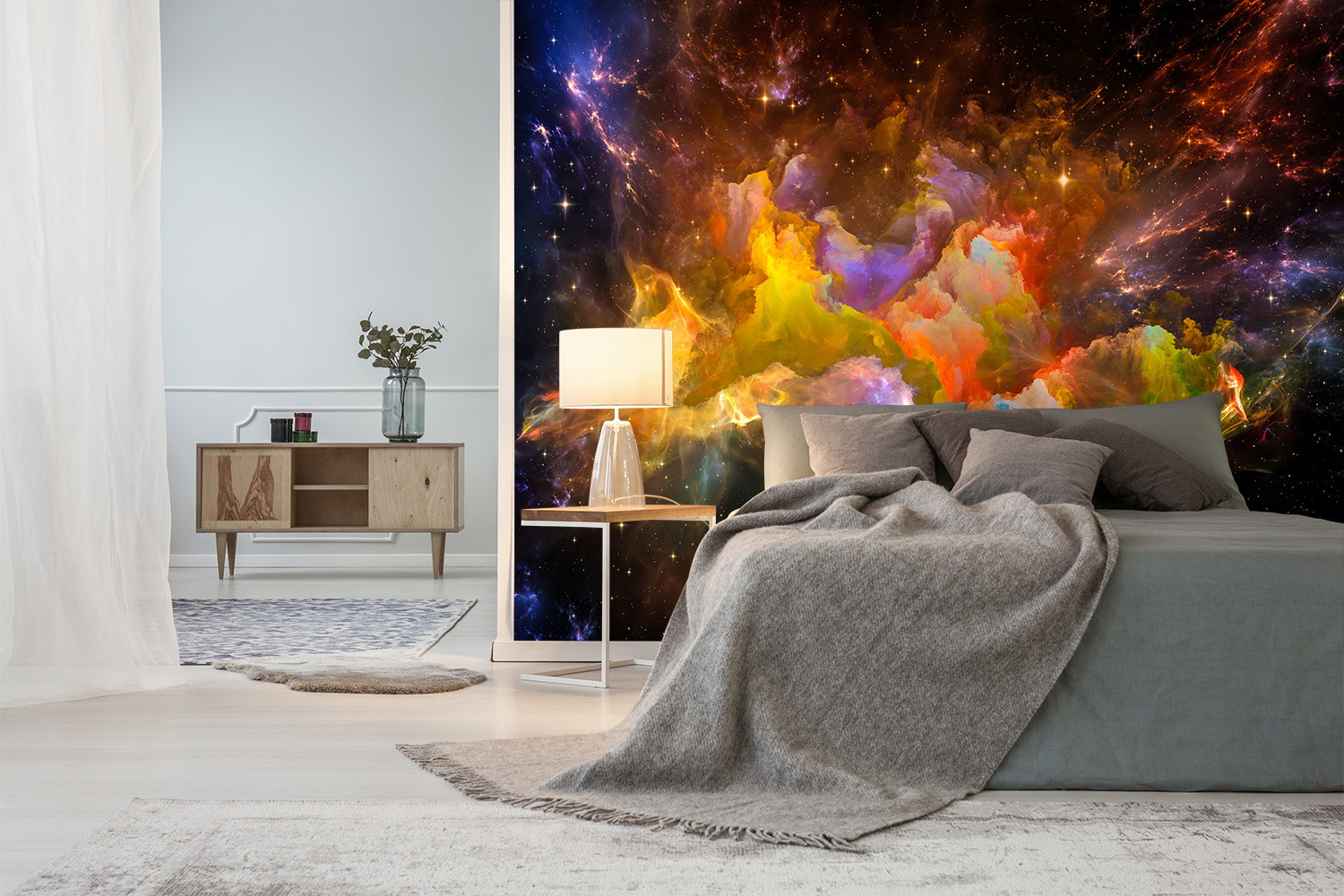 Fotomurale - Camera da letto con un colorato paesaggio galattico di nuvole come decorazione murale
