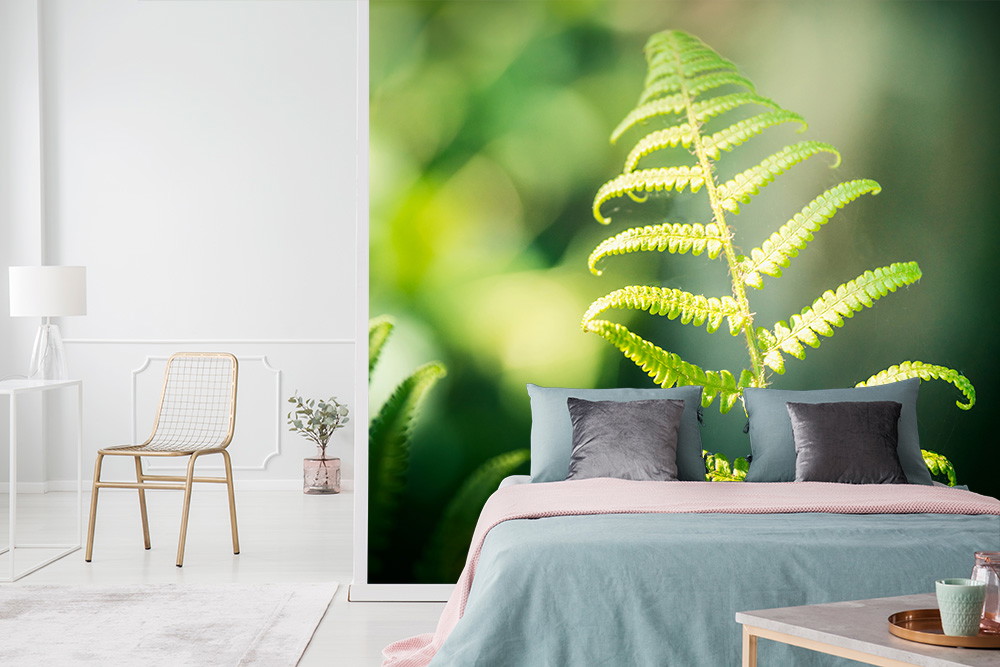 Fototapete - Großes grünes Farnblatt, das Ruhe und Natur in einem modernen Schlafzimmer ausstrahlt