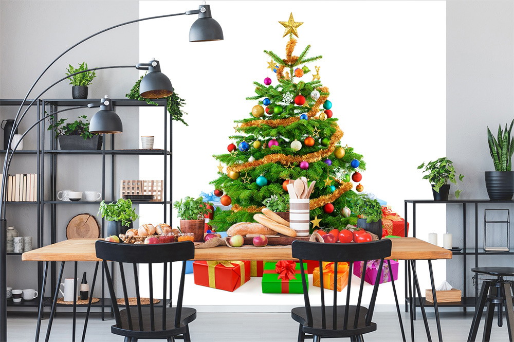Fotomurale - Accogliente zona pranzo con grande albero di Natale decorato in modo colorato e regali sotto di esso