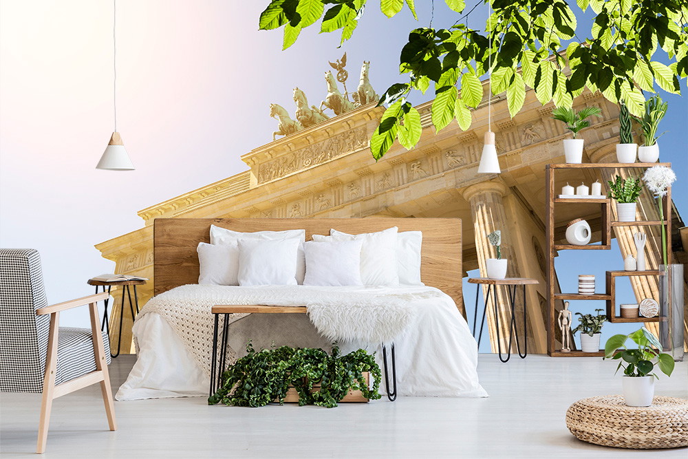 Fototapete - Modern eingerichtetes Schlafzimmer mit einer Wandtapete eines architektonischen Motivs und viel Grün.