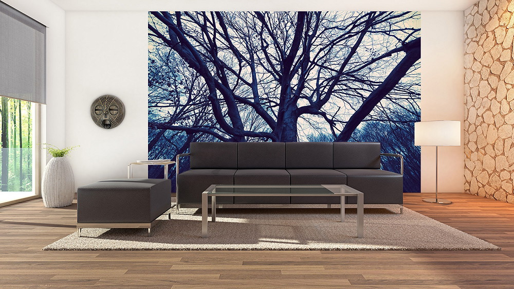 Fototapete - Stilvoll eingerichtetes Wohnzimmer mit Baum-Motiv an der Wand und modernen Möbeln