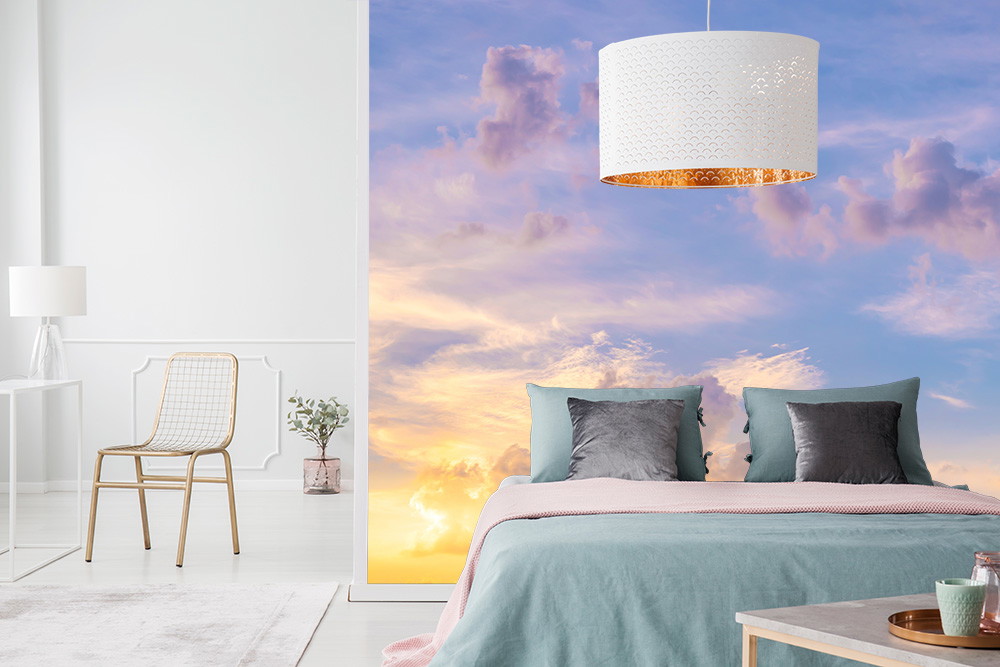 Fototapete - Schlafzimmer mit einer Tapete aus Pastellwolkenhimmel, modernen Möbeln und stilvoller Beleuchtung