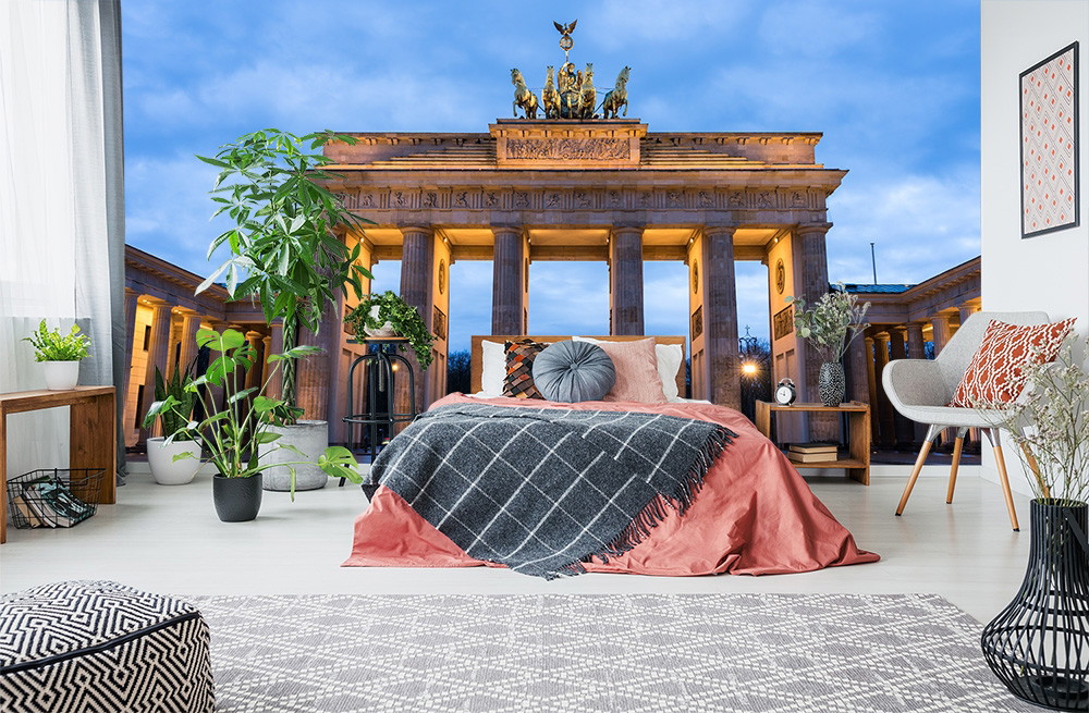 Fotobehang - Slaapkamer met moderne inrichting en de Brandenburger Tor als muurschildering
