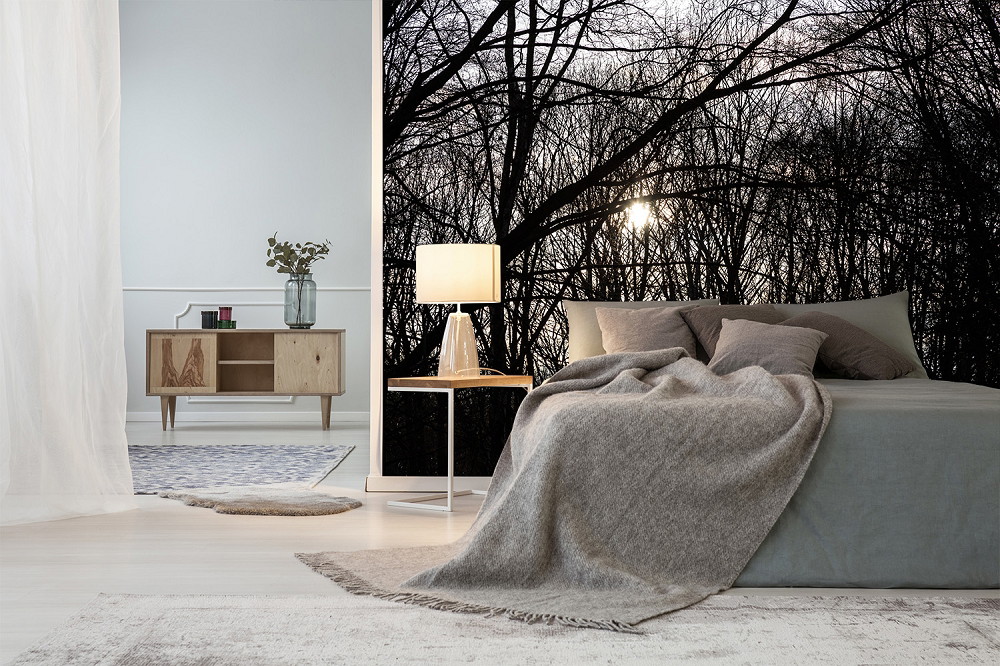 Fototapete - Modernes Schlafzimmer mit Bett, Nachttischlampe und Waldlandschaft an der Wand