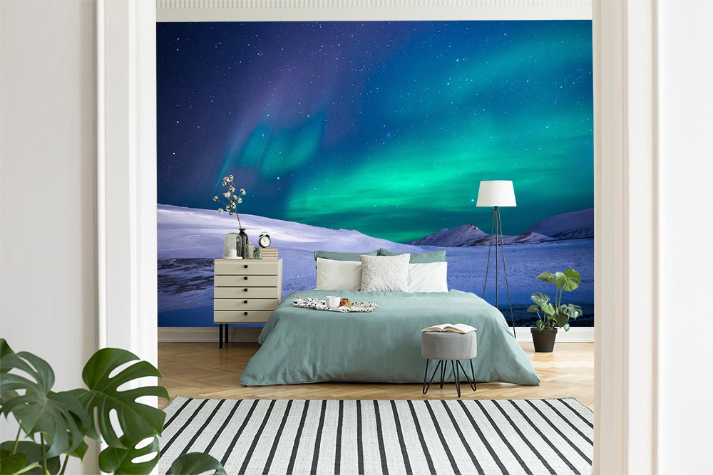 Fototapete - Schlafzimmer mit Polarlicht-Motiv, skandinavische Einrichtung und gemütliche Atmosphäre