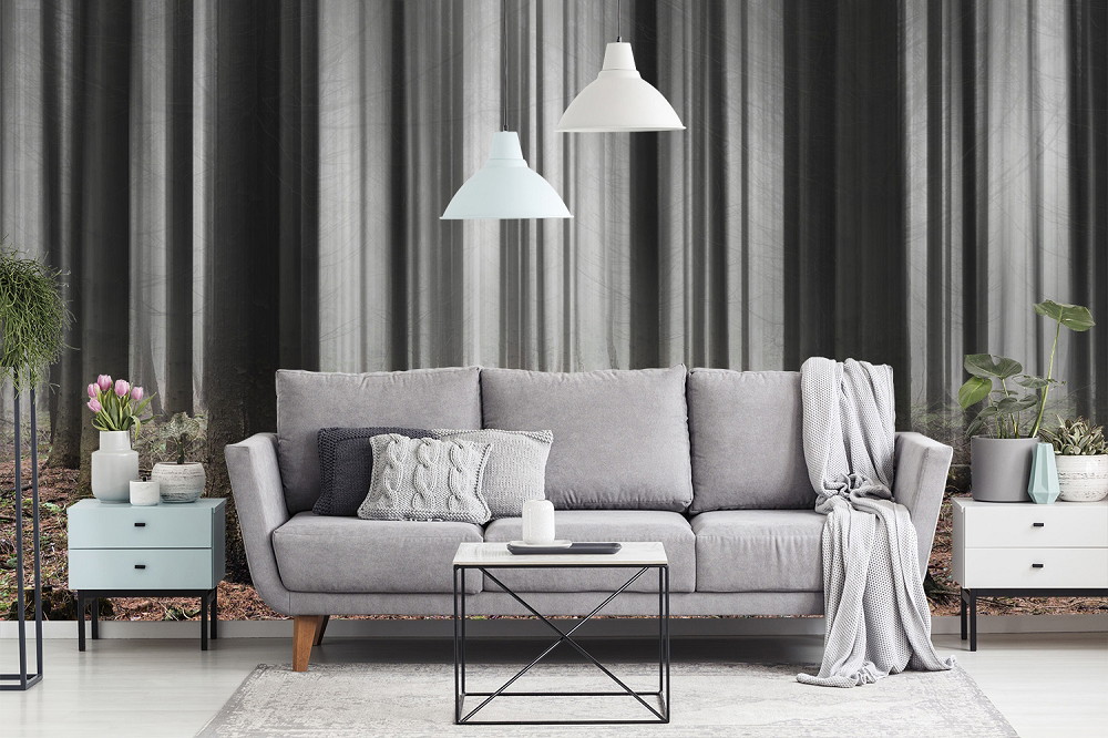 Fototapete - Modernes Wohnzimmer mit grauem Sofa, stilvoller Dekoration und Waldtapete im Hintergrund