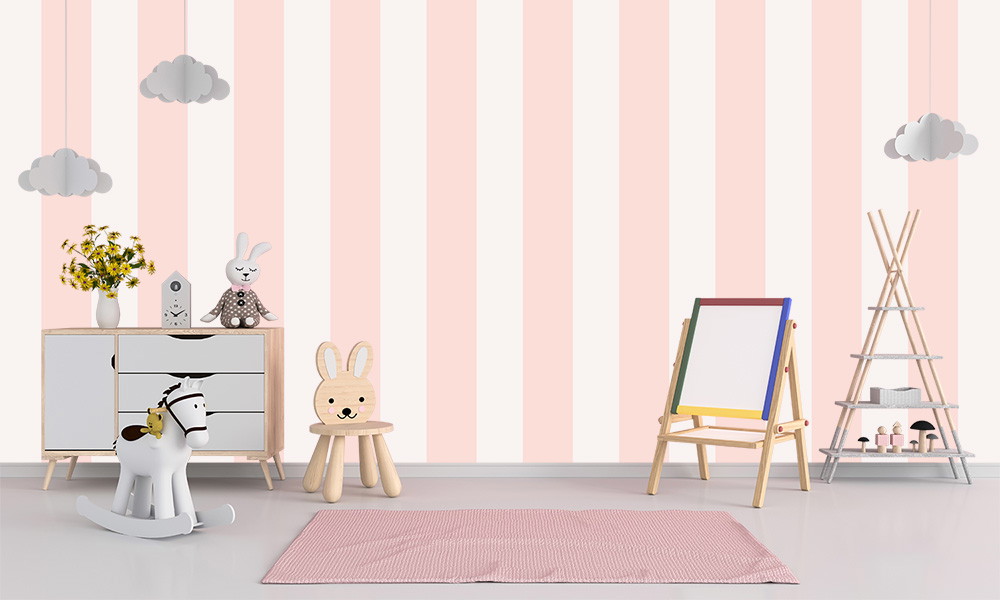 Fototapete - Modernes Kinderzimmer mit rosa-weiß gestreifter Tapete, Wolkenhänger, Spielzeugpferd und kinderfreundlicher Dekoration