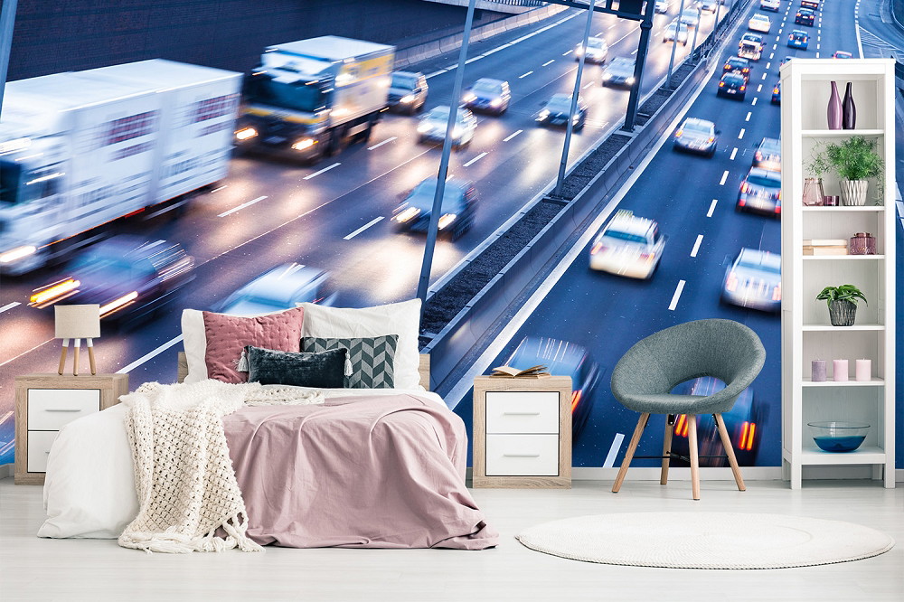 Fototapete - Schlafzimmer mit Autobahn-Hintergrund, zeigt schnellen Verkehr und stilvolle Einrichtung