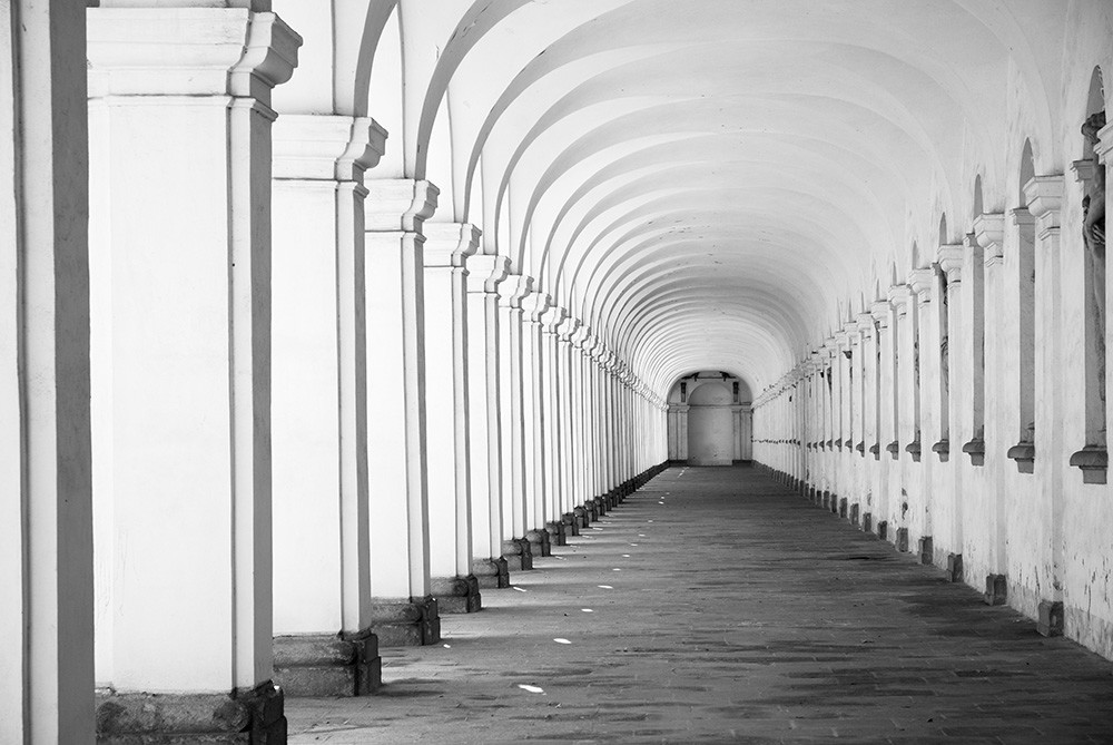 Papier peint photo - Couloir historique avec arches et colonnes en noir et blanc