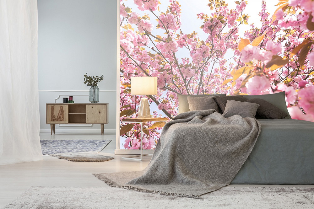 Fototapete - Ein Schlafzimmer mit Kirschblütenmotiv an der Wand für eine frische und natürliche Atmosphäre