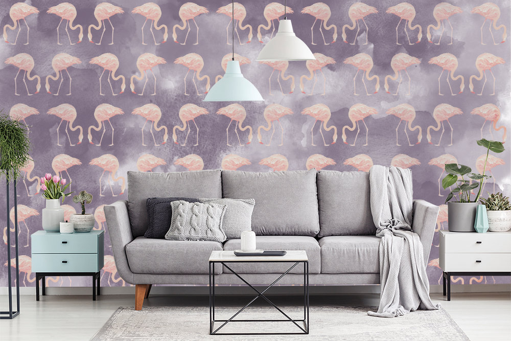 Fototapete - Wohnzimmer mit grauer Couch, dekorativen Kissen, modernen Hängelampen und einer Wand im Flamingo-Design