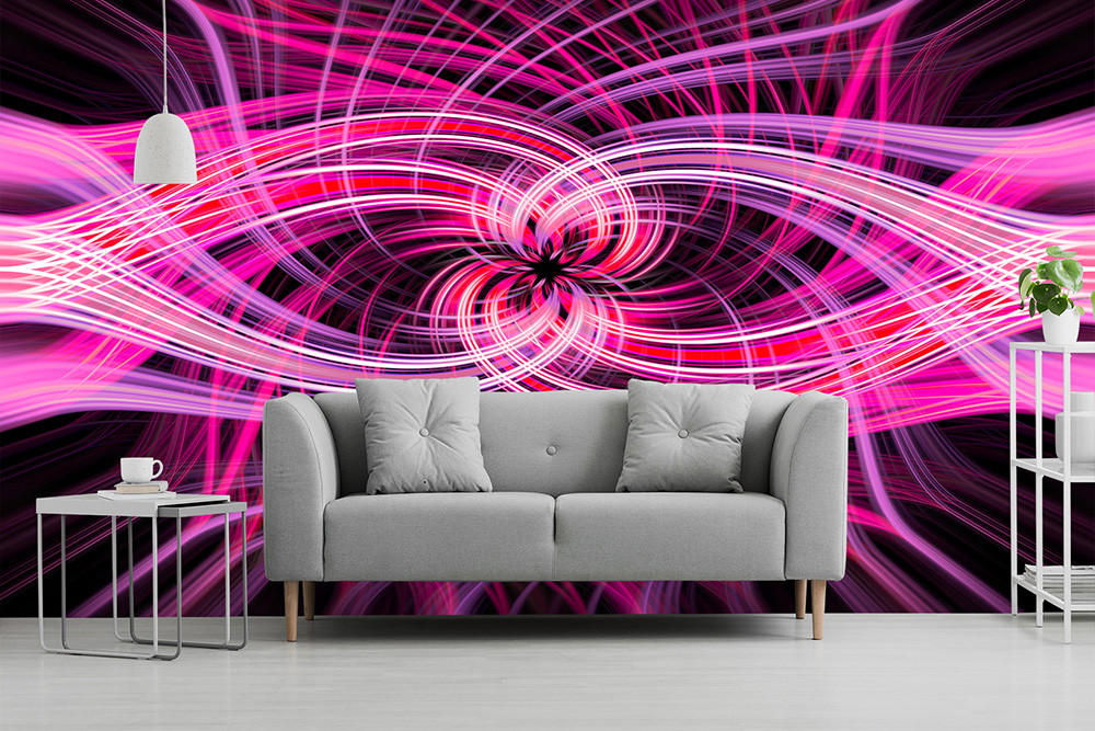Fototapete - Wohnzimmer mit auffälliger Fototapete in Rosa und Lila, die abstrakte Linienmuster zeigt, hinter einem grauen Sofa