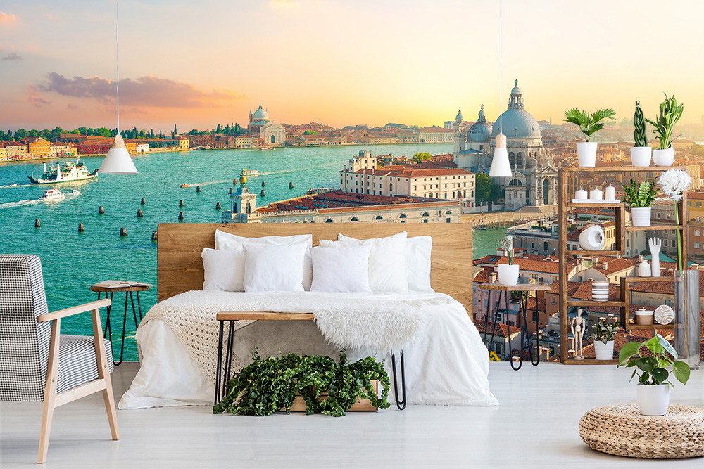 Fototapete - Schlafzimmer mit gemütlichem Bett und Wandbild von Venedig bei Sonnenuntergang