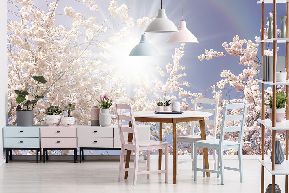 Fototapete - Esszimmer mit Tisch und Stühlen vor Kirschblütenwand, moderne Leuchten und Schrankdekor