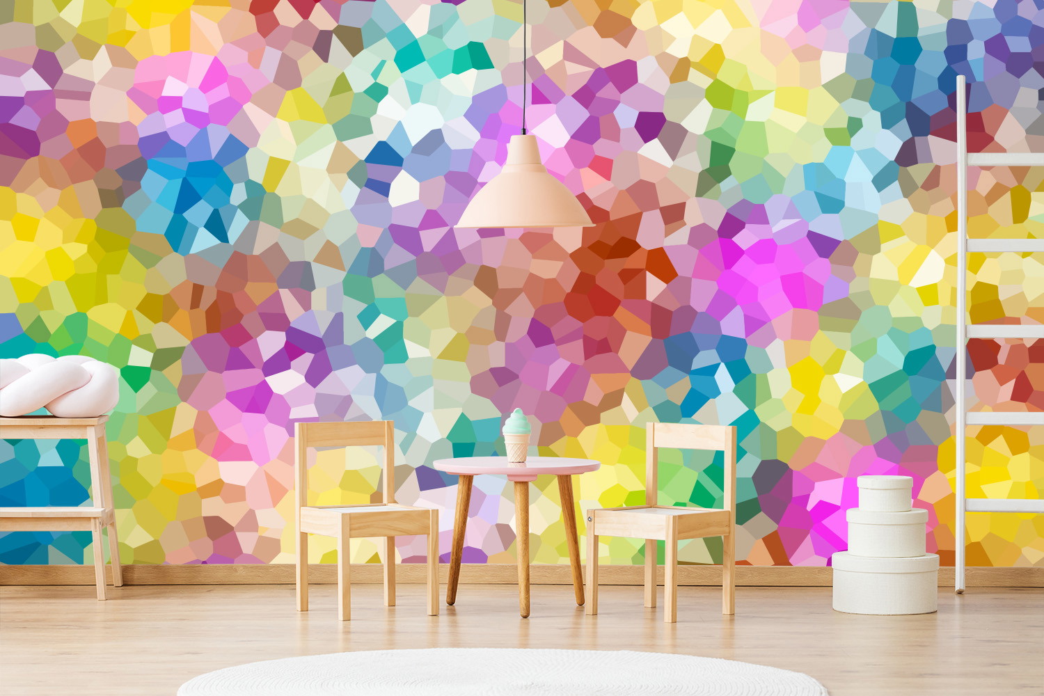 Fotobehang - Levendig, kleurrijk geometrisch mozaïekpatroon in de kinderkamer met houten stoelen en een klein tafeltje