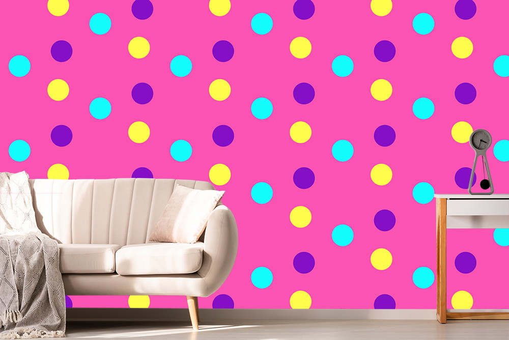 Fototapete - Wohnzimmer mit pinker Tapete, bunten Punkten, moderner Couch und kleinem Tisch
