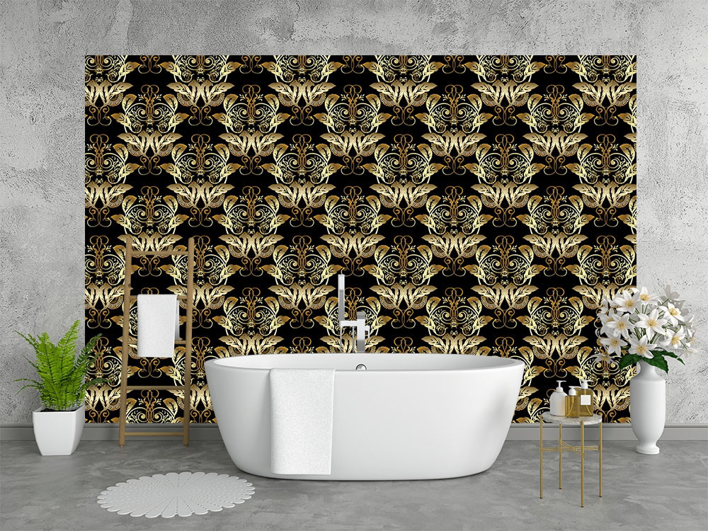 Fototapete - Badezimmer mit goldener Ornament-Tapete, weißer Badewanne und dekorativen Pflanzen