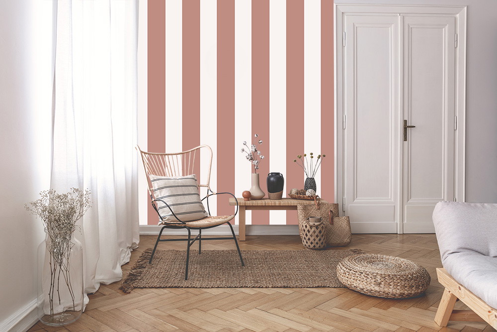 Fototapete - Wohnzimmer mit gestreiften Tapeten, Stuhl, Tischchen und dekorativen Accessoires