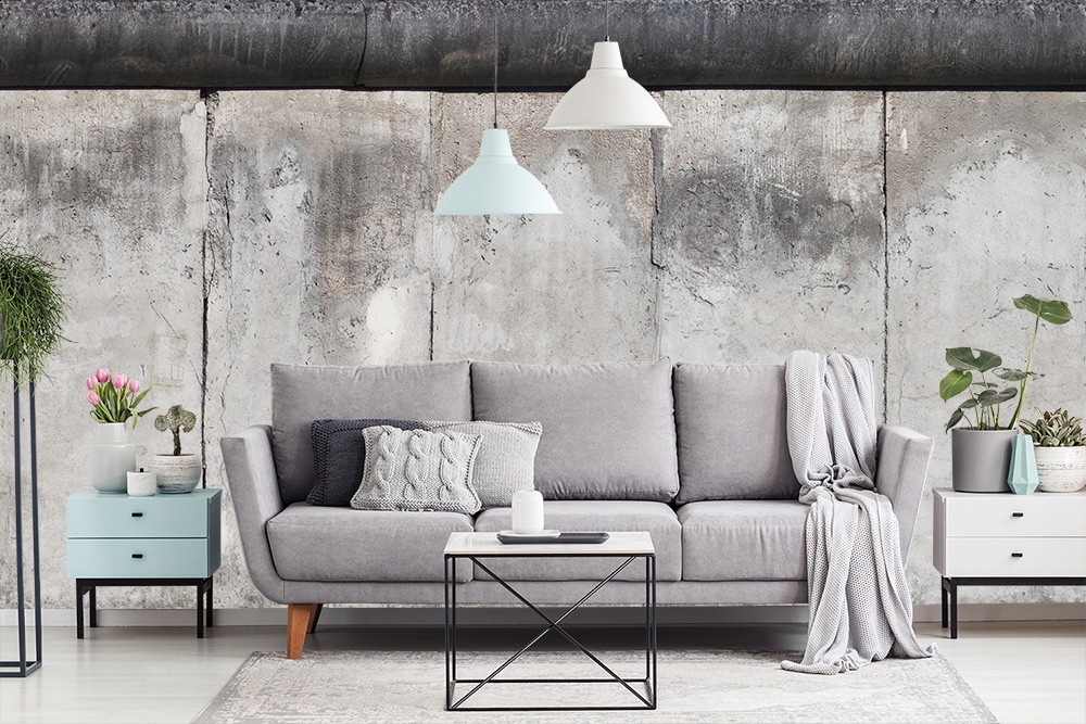 Fototapete - Wohnzimmer mit grauem Sofa, Betonwand, Pflanzen und Hängelampen