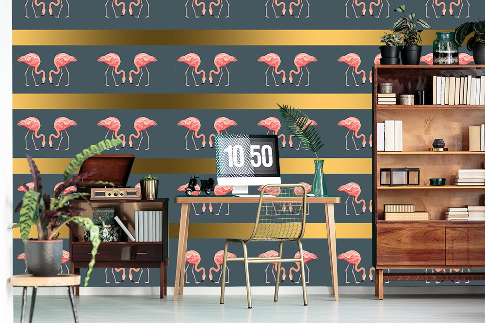 Fototapete - Wohnzimmer mit flamingo-gemusterter Tapete, Schreibtisch, Regal und Zimmerpflanzen