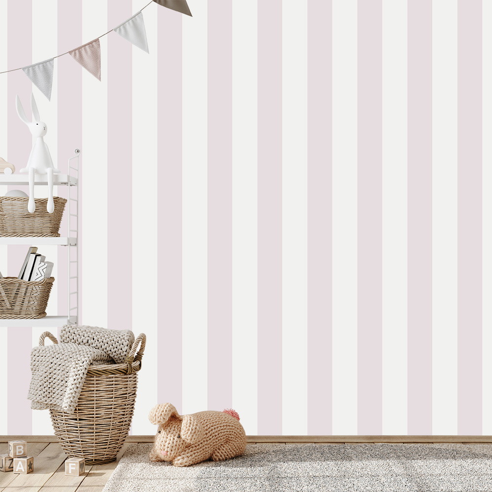 Fototapete - Kinderzimmer mit gestreifter Tapete in Pastelltönen, Regale mit Körben und Kuscheltier auf Teppich