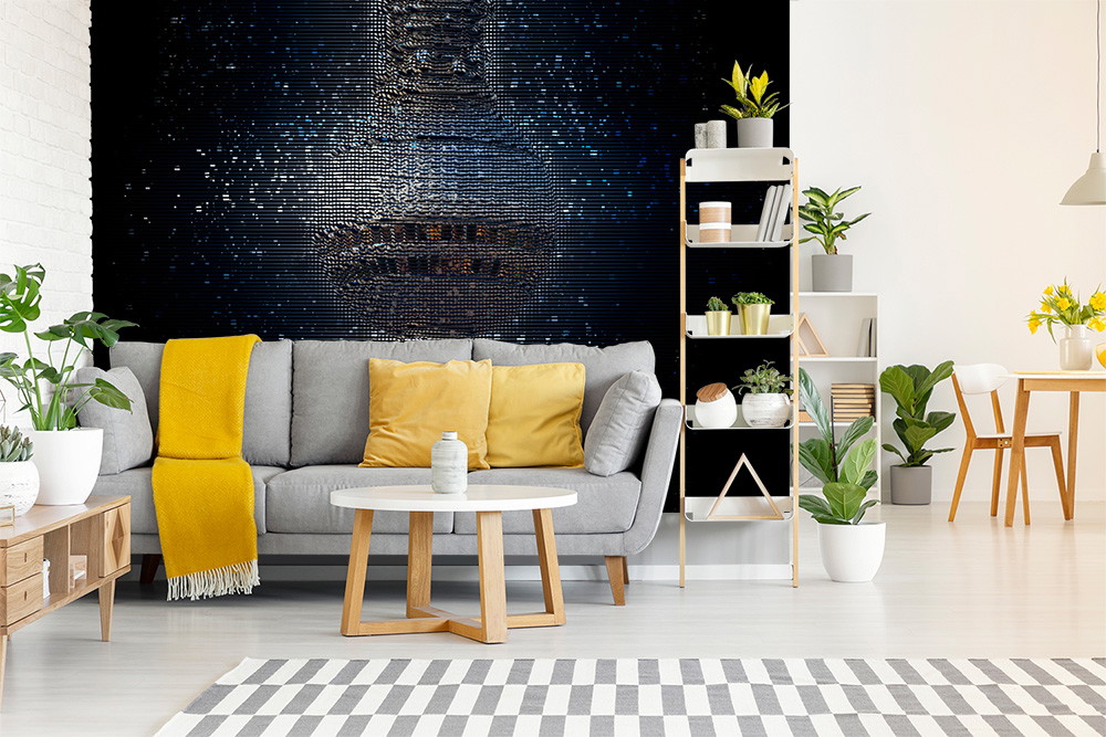 Fototapeta - Nowoczesny salon z szarą sofą, żółtą poduszką akcentującą, grafiką cyfrową na ścianie i roślinami w pokoju