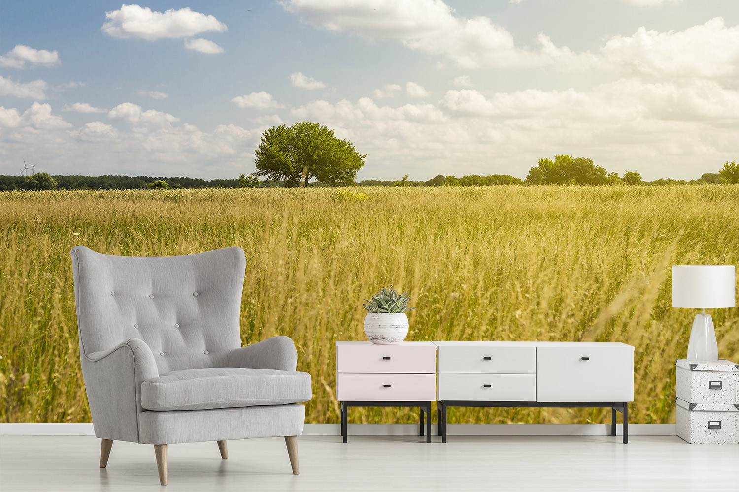 Fototapete - Gemütliches Wohnzimmer mit Sessel vor Fototapete einer sonnigen Wiese und einem Baum