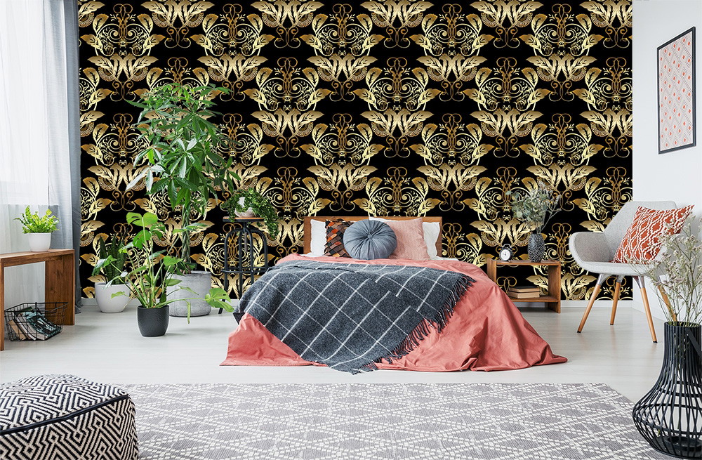 Fototapete - Elegantes Schlafzimmer mit gold-schwarzer, floraler Tapete und Pflanzen