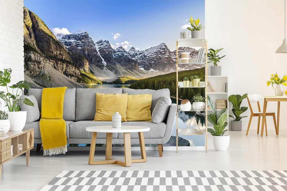 Papier peint photo - Salon confortable avec papier peint panoramique de montagne, canapé gris, plantes et meubles modernes