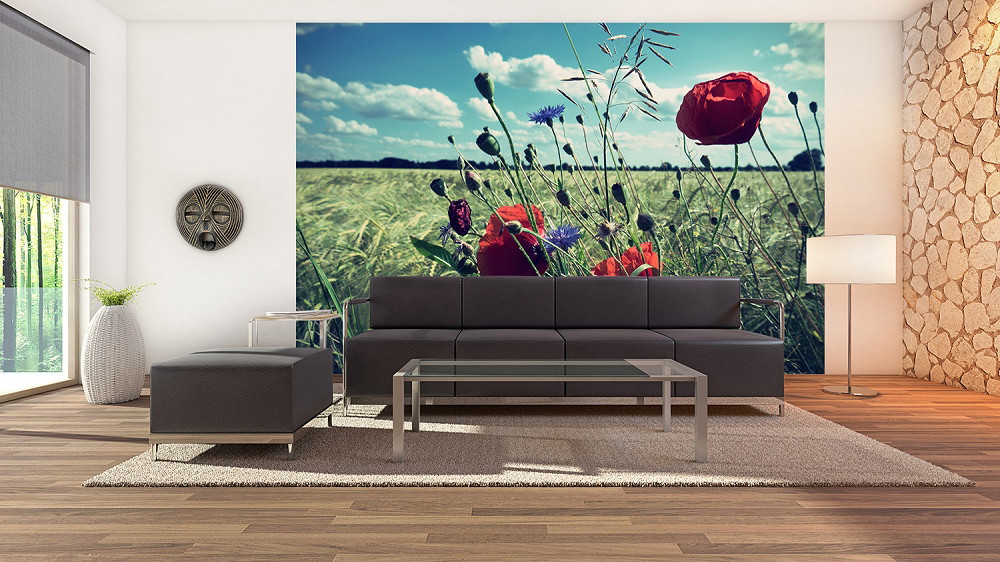 Papier peint photo - salon avec peinture murale de coquelicots et de bleuets dans un champ sous un ciel bleu