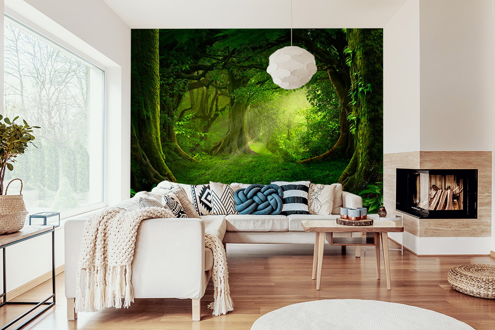 Papier peint photo - salon avec papier peint photo d'un chemin forestier vert vif, décoré avec des meubles modernes