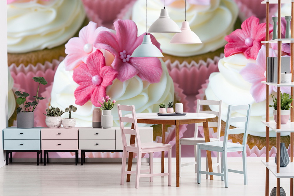 Fototapete - Zierliche Cupcakes mit rosa Blütendekoration im Esszimmer