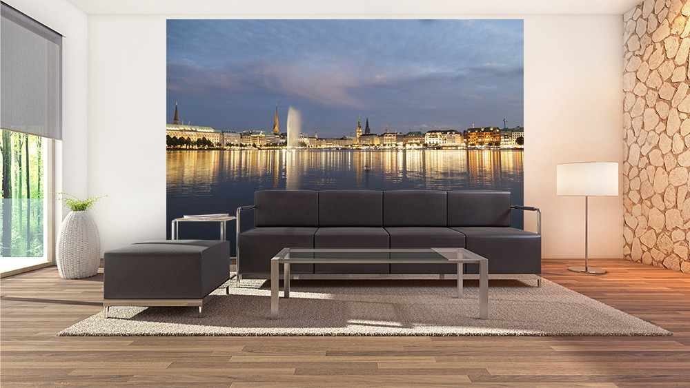 Fototapete - Modernes Wohnzimmer mit Fototapete einer abendlichen Stadtlandschaft mit Wasserreflexionen und sanfter Beleuchtung