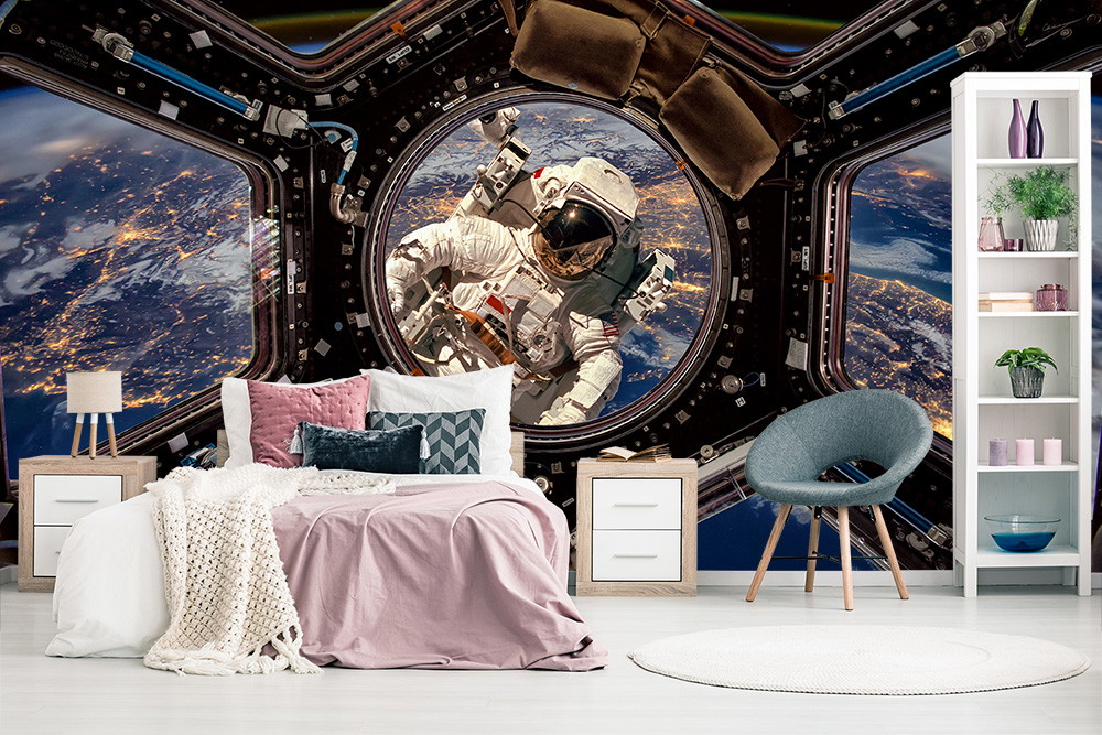 Fototapeta - Astronauta unoszący się w przestrzeni kosmicznej przed oknem, Ziemia w tle