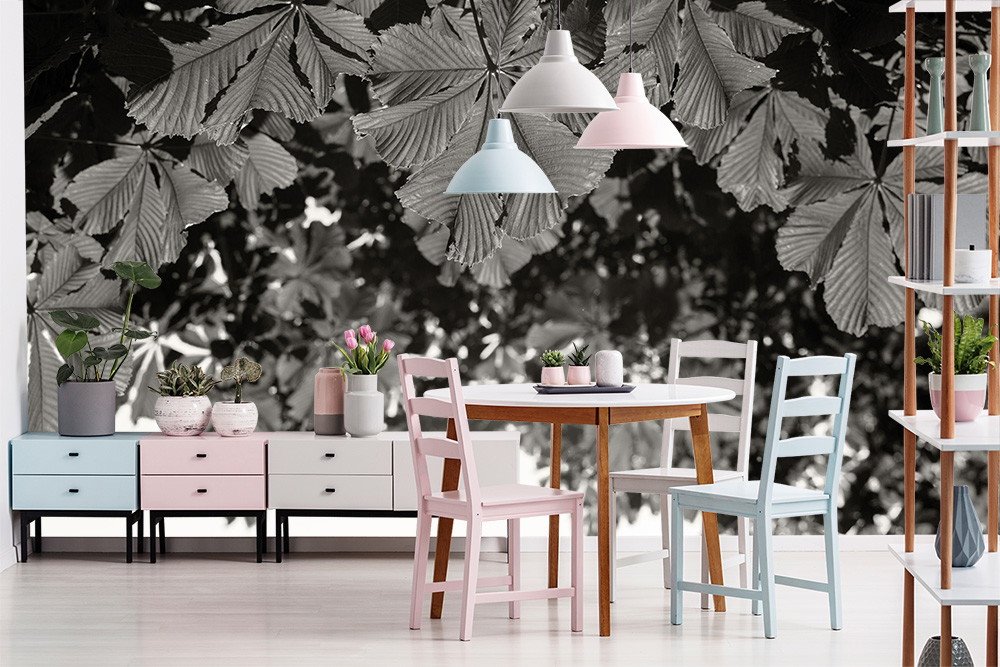 Papier peint photo - Salle à manger élégante avec un papier peint à feuilles noires et blanches et des chaises colorées