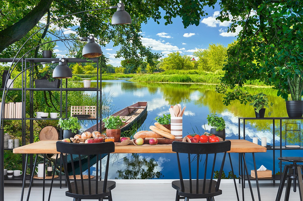 Fototapete - Esszimmer mit Tisch und Stühlen vor einem Panoramabild eines Flusses mit Bäumen und einem Boot.