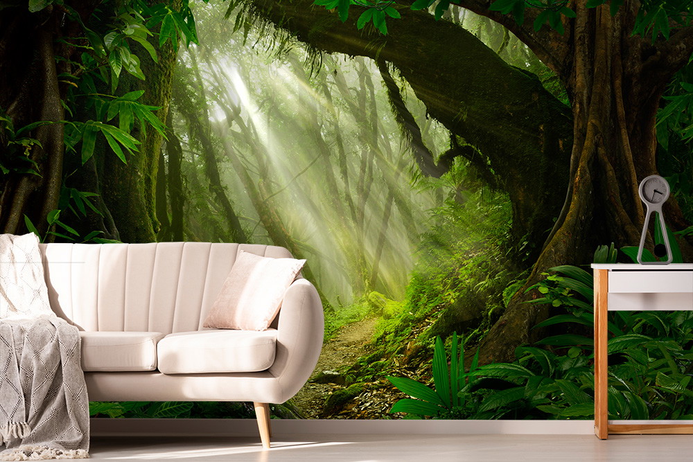 Papier peint photo - Un salon accueillant avec un mur de forêt luxuriante et des rayons de soleil qui percent.