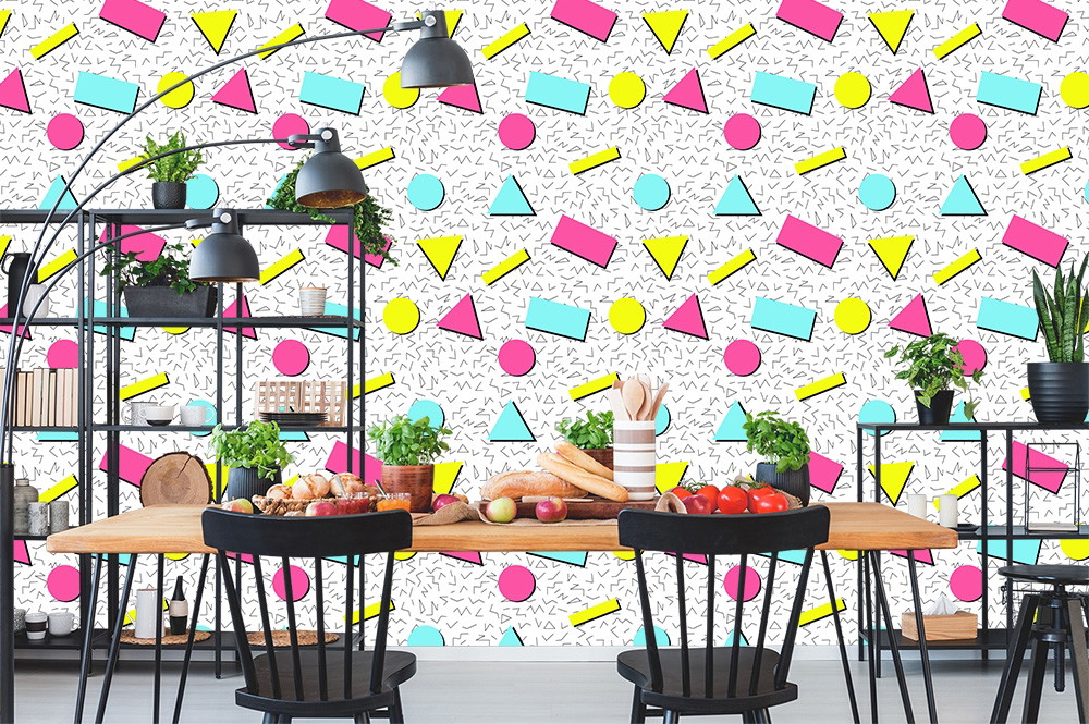 Fototapete - Essbereich mit auffälliger geometrischer Tapete in Pink, Gelb und Blau und modernen Möbeln