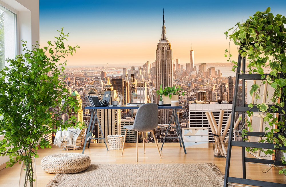 Fototapete - Modernes Wohnzimmer mit großer Fototapete der New Yorker Skyline und stilvoller Einrichtung