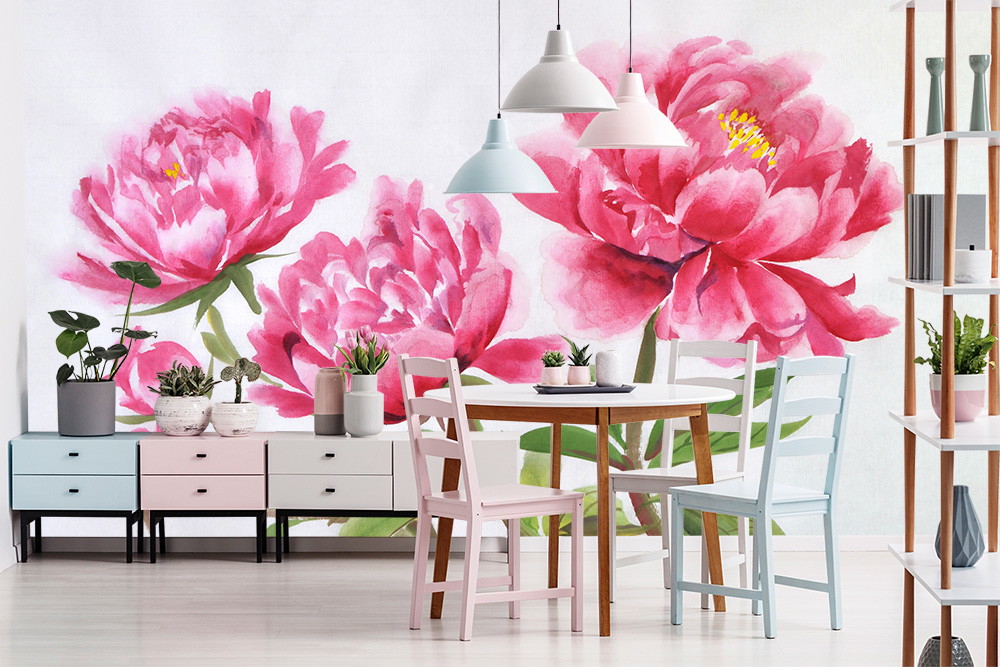 Fototapete - Moderner Essbereich mit Tisch, Stühlen und großer Wand mit rosa Pfingstrosen-Design