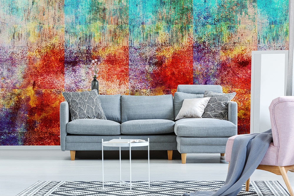 Fototapete - Wohnzimmer mit grauem Sofa vor einer farbenfrohen abstrakten Wanddekoration