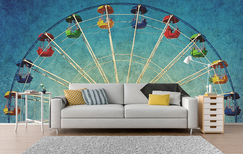 Fotobehang - Een woonkamer met een groot, kleurrijk fotobehang met een reuzenrad, dat zorgt voor een creatieve en levendige achtergrond