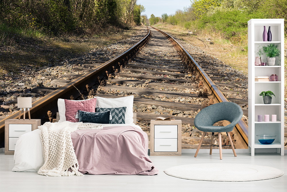 Fototapete - Schlafzimmer mit Fototapete einer Eisenbahnstrecke, umgeben von grüner Natur