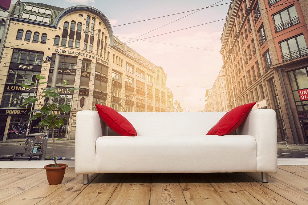 Fototapete - Modernes Wohnzimmer mit weißem Sofa, roten Kissen und großem Stadtbild als Wanddekoration