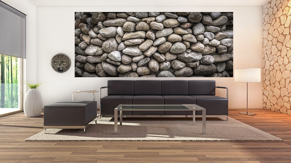Fototapete - Wohnzimmer mit grauem Sofa, Glastisch und Steinmauer-Dekoration