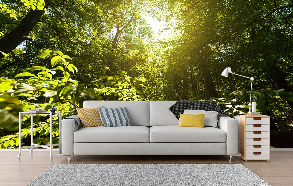 Fototapete - Modernes Wohnzimmer mit weißem Sofa vor beeindruckender Waldfototapete