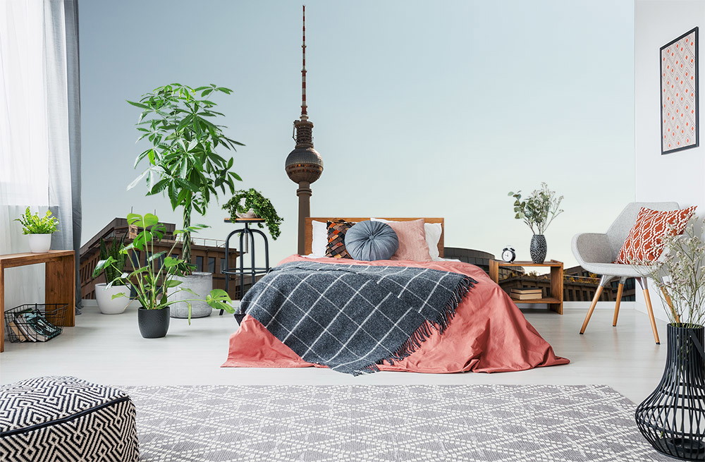 Papier peint photo - Chambre à coucher élégante avec plantes et vue sur la tour de télévision de Berlin