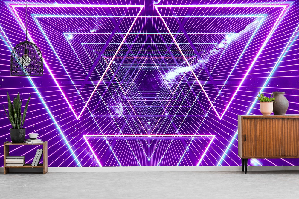 Fototapete - Wand mit futuristischem Muster aus leuchtenden violetten und blauen Dreiecken in einem modernen Wohnzimmer