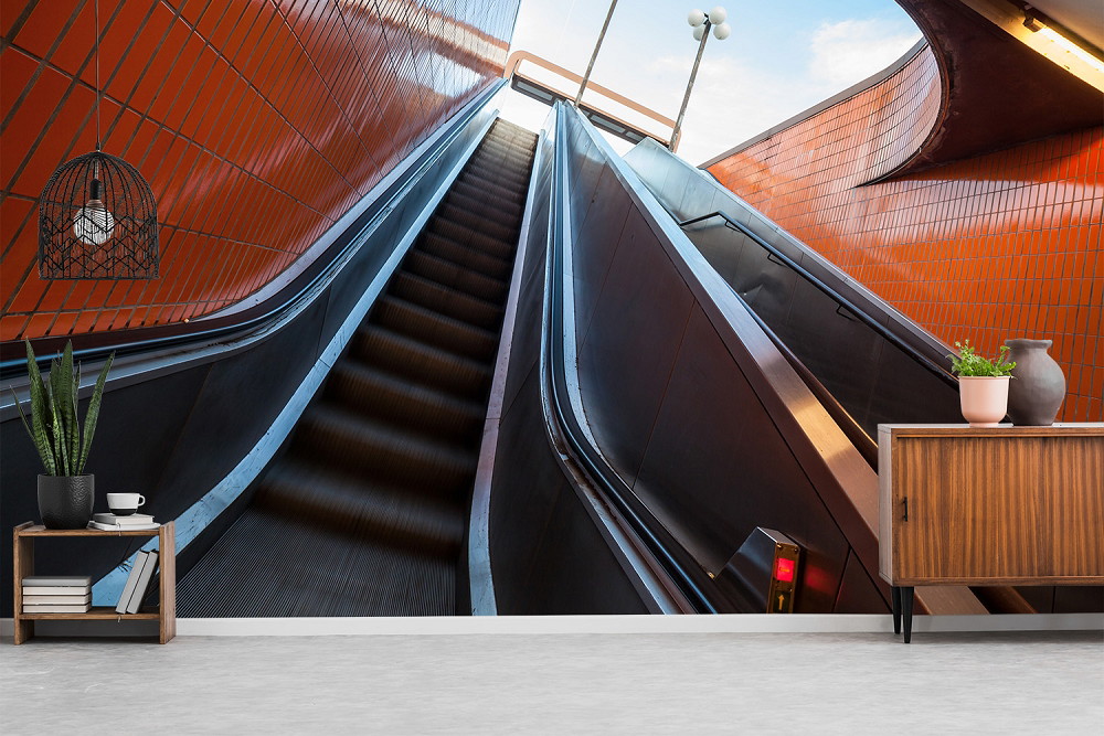 Papier peint photo - escalator dans un passage souterrain avec carrelage orange et intérieur stylé